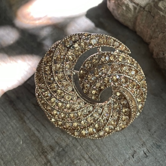 Vintage Retro Topaz Rhinestone Gold Tone Swirl Wreath Brooch Pin - Picture 6 of 11